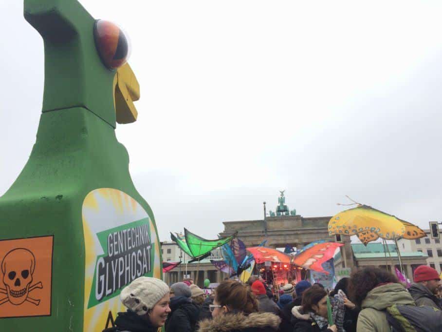 Die bunte Demonstration endet vor dem Brandenburger Tor.