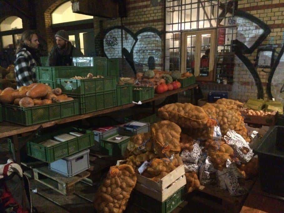 Die 1.5 Tonnen Gemüse, die für die Demonstration und die Schnippeldisko verarbeitet werden, stammen von 13 verschiedenen Bauernhöfen aus der Umgebung von Berlin. Lediglich 800 Euro mussten die Demo-Köche den Bauern dafür bezahlen.