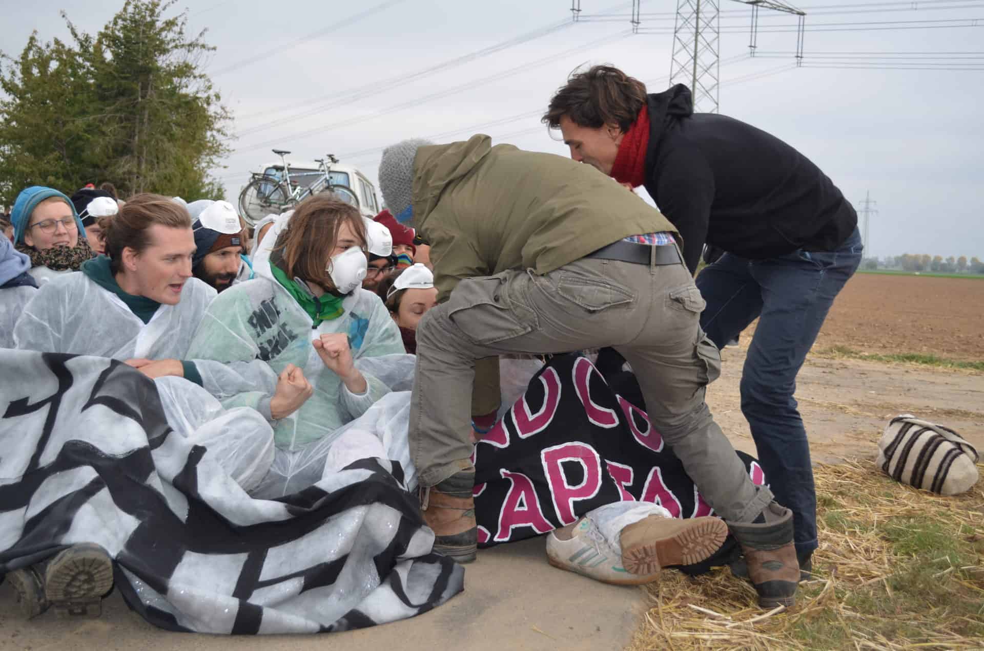 Hier üben die AktivistInnen medienwirksam, sich gegen eine Polizeiintervention zu wehren. CC by Das Lamm. 