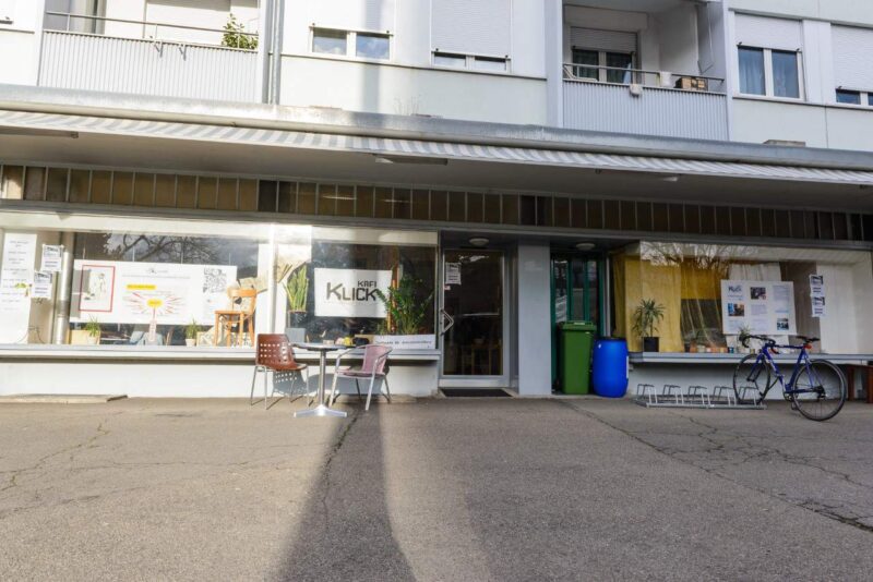 Das Kafi Klick an der Gutstrasse in Zürich: Hier gibt es kostenlosen Zugang zu Computern, Scannern, Druckern und Hilfe im Umgang damit. (© Kafi Klick)