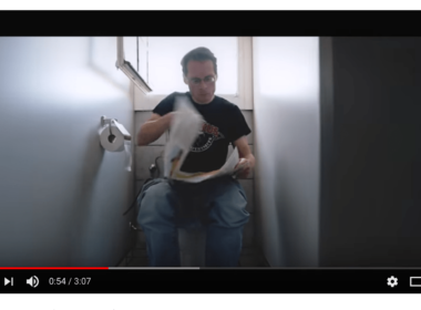 Roger Köppel inszeniert sich gern selber - und die Schweizer Mediehäuser nehmen es dankend auf. Screenshot by das Lamm.