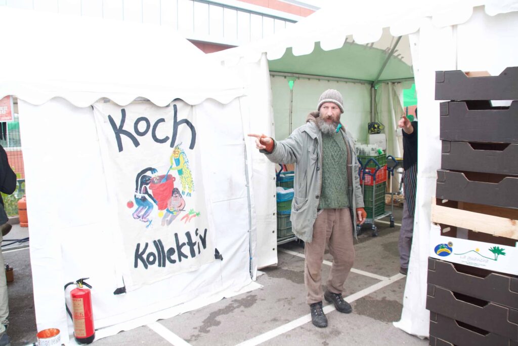 Sacha Schlegel koordiniert seit 20xx das Kochkollektiv und reist mit seinen Riesentöpfen mehrmals jährlich an aktivistische Anlässe. (by André Rießler)