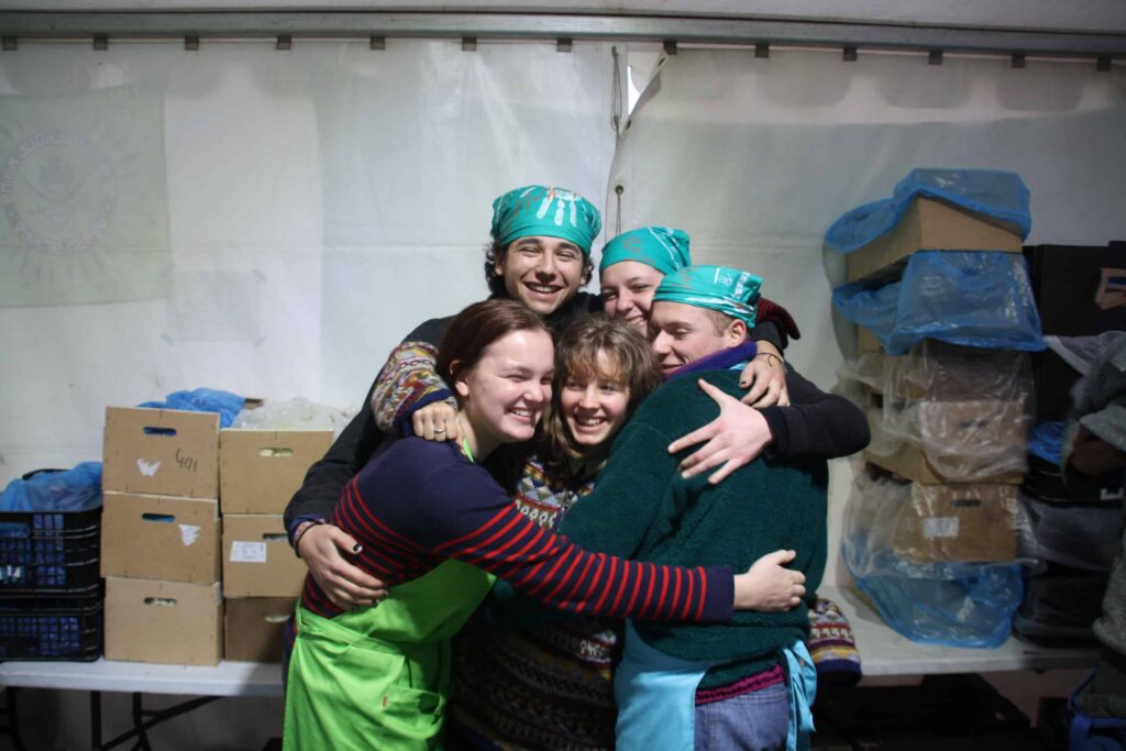  Trotz harter Arbeit bleiben Annik, Cita, Mattia, Tiziano und Fiona, die fünf Klimaaktivist*innen in unserem Kochteam durchgehend gut gelaunt. (by André Rießler)