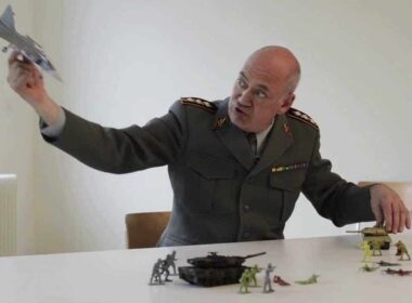 General spielt mit Kriegsmaterial