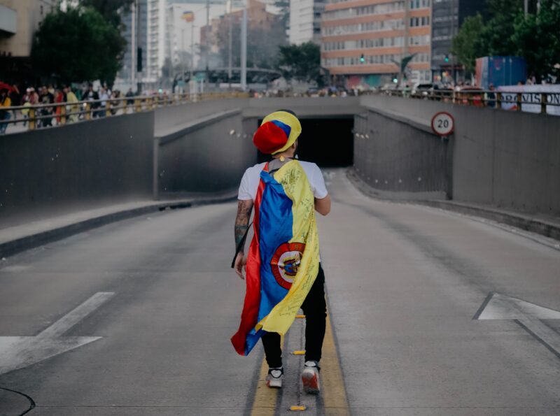 Mann mit Kolumbienflagge