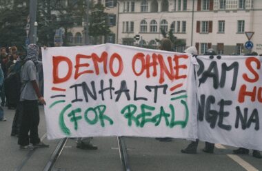 Bei der inhaltslosen Demonstration in Bern scheint es fast so, als wolle man die eigenen Argumente der Bevölkerung gar nicht näher bringen findet Lamm-Redaktor*in Noctua Rosa Moser. (Bild: Kritisches Fotografiekollektiv)