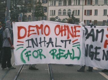 Bei der inhaltslosen Demonstration in Bern scheint es fast so, als wolle man die eigenen Argumente der Bevölkerung gar nicht näher bringen findet Lamm-Redaktor*in Noctua Rosa Moser. (Bild: Kritisches Fotografiekollektiv)