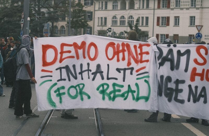 Bei der inhaltslosen Demonstration in Bern scheint es fast so, als wolle man die eigenen Argumente der Bevölkerung gar nicht näher bringen findet Lamm-Redaktor*in Noctua Rosa Moser. (Bild: Kritisches Fotografiekollektiv)